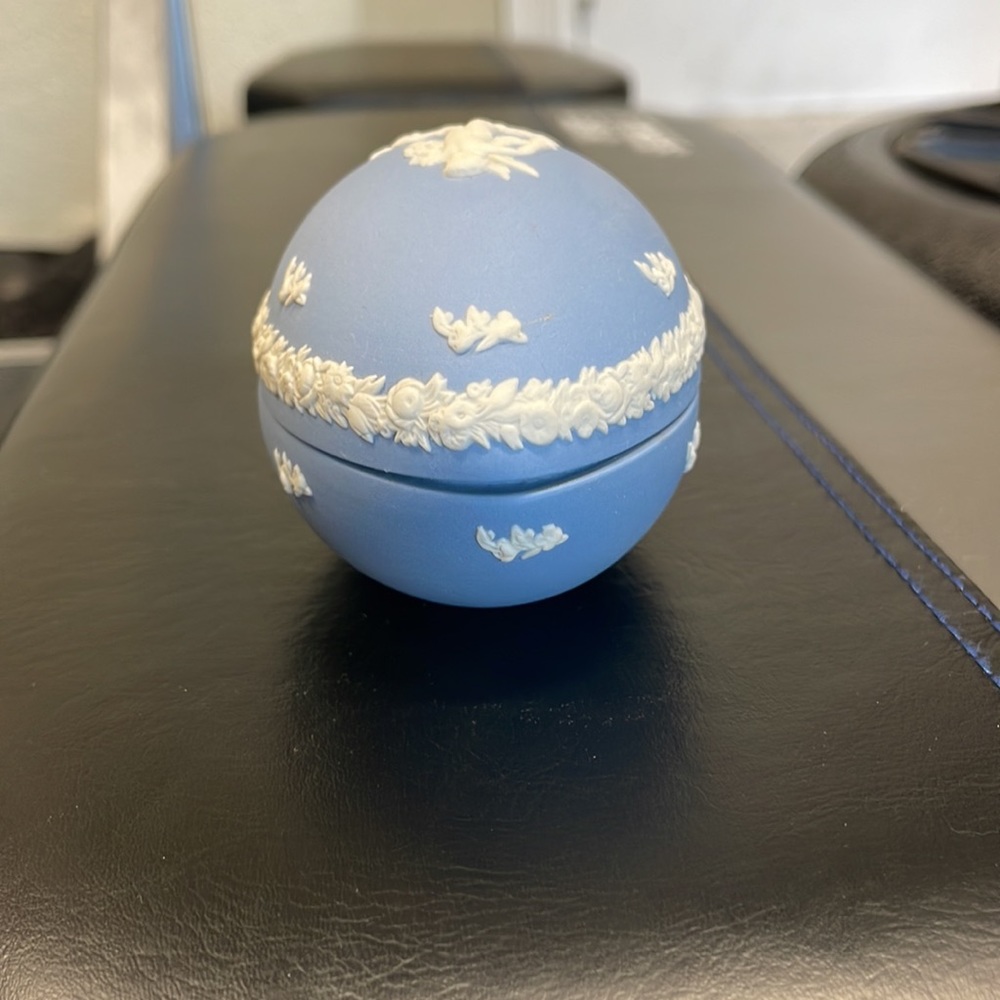 Wedgewood blue jasperware egg shaped box - Picture 4 of 11